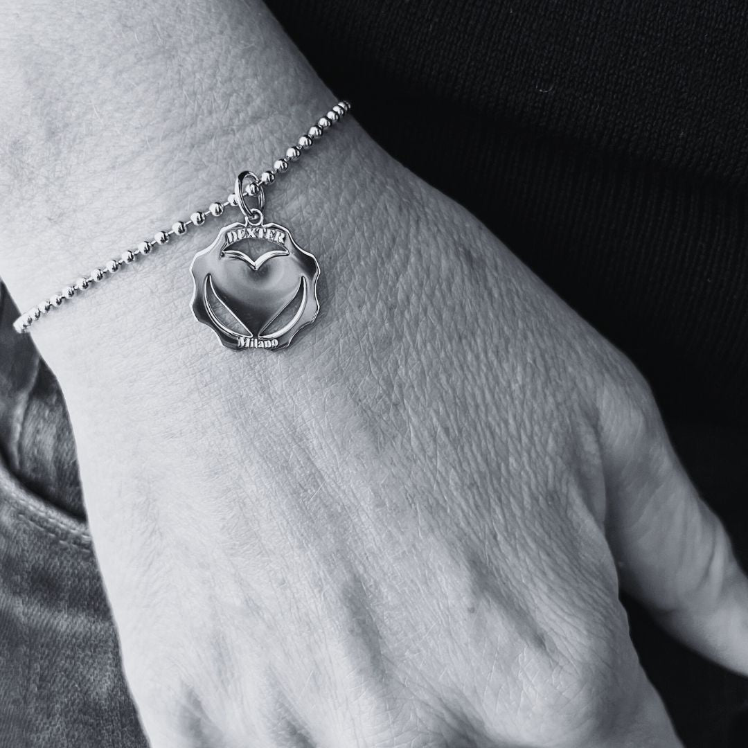 Indossato bracciale cuore charm gioiello artigianale Milano