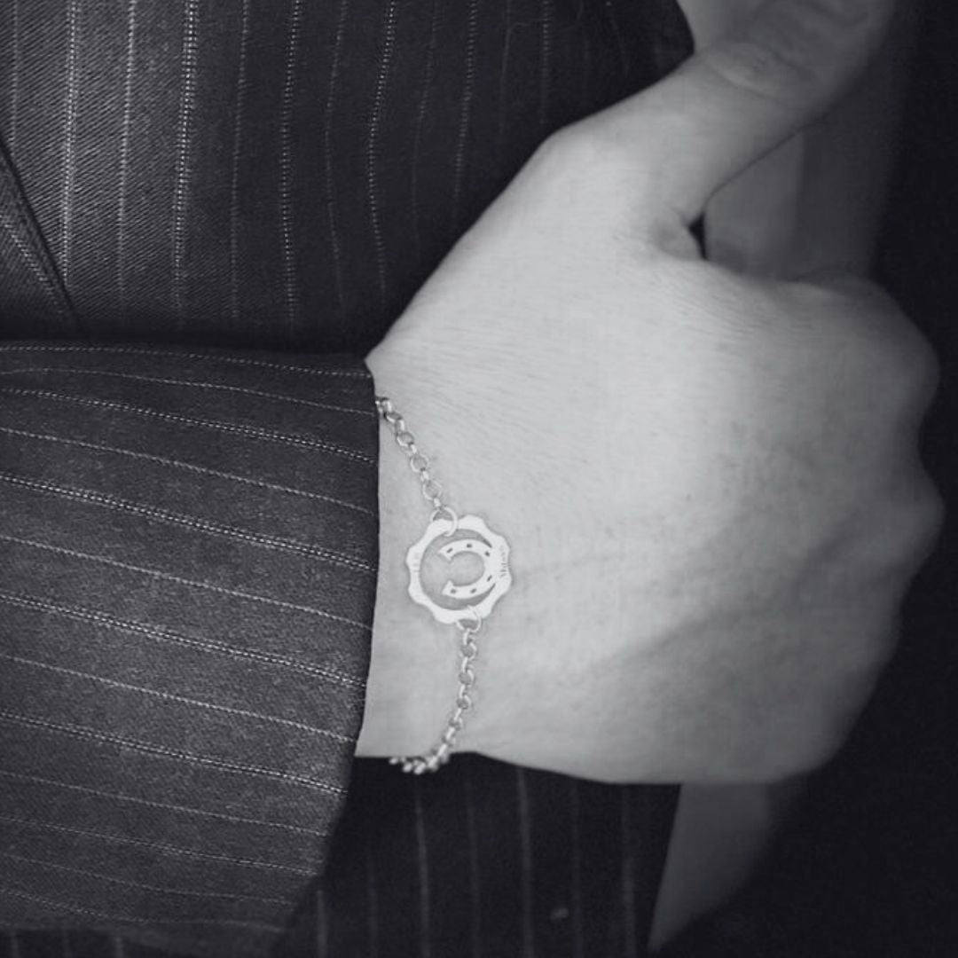 Bracciale ferro di cavallo portafortuna indossato