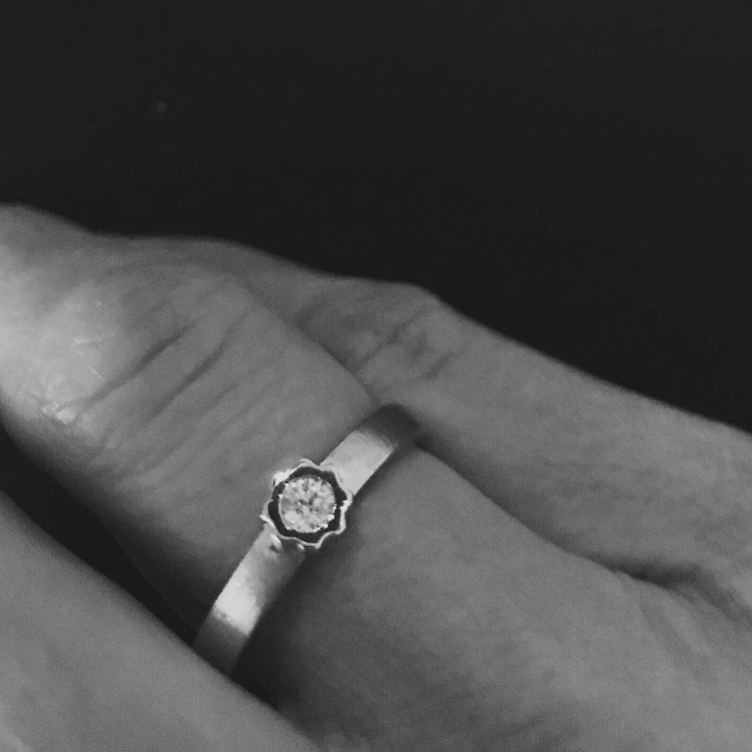Anello fidanzamento diamante fatto a mano indossato