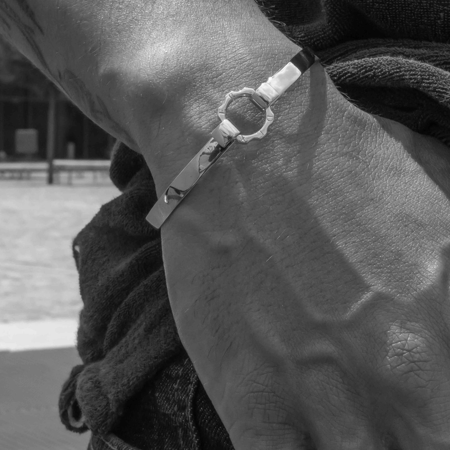 Bracciale fascia con mini ingranaggio oro