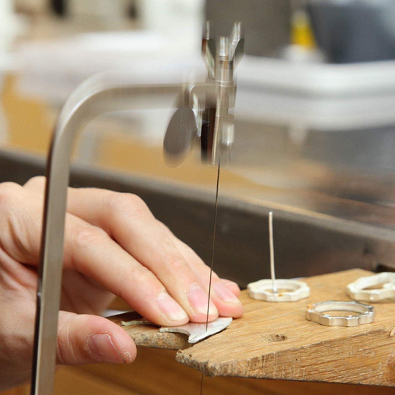 lavorazione artigianale Milano Anello classico oro bianco artigianale