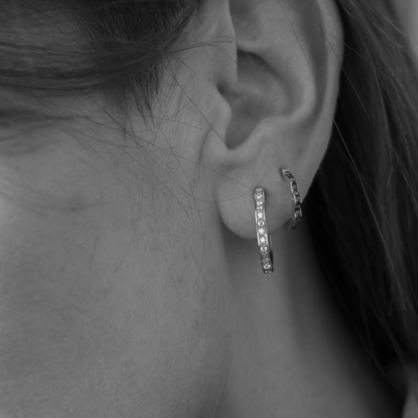 Orecchini mini classici cerchietto in argento rodiato